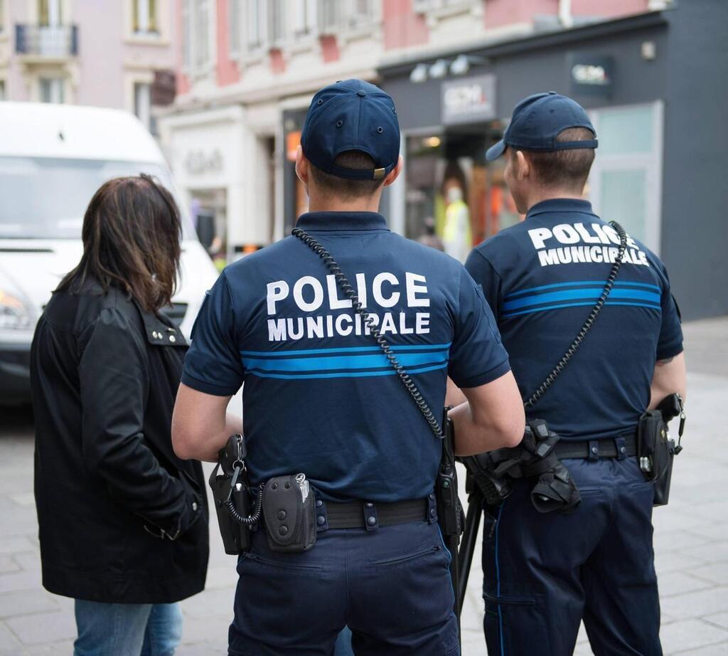 À Brest, il casse un rétroviseur, le propriétaire de la voiture le