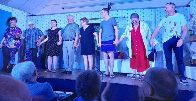 photo  les comédiens du groupe théâtral du bailleul ont été très applaudis pour leur pièce « vacances de rêve ».  &copy;  le maine libre 