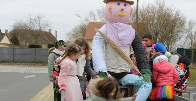 photo  le char transportant monsieur carnaval a été rapidement pris d’assaut par les enfants  &copy;  le maine libre 