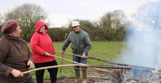 photo  marc cherrier, ( à droite) a transmis son savoir-faire à ses deux filles juliette et béatrice, (à gauche).  &copy;  ouest-france 