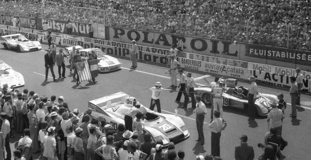 photo  la montée des drapeaux lors des 24 heures du mans en 1976. photo d’illustration.  &copy;  archives ouest-france 