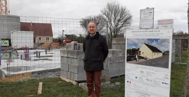 photo  claude davy, maire de notre-dame-du-pé depuis 2001, devant les fondations de la maison d’assistantes maternelles qui ouvrira au printemps 2023.  &copy;  le maine libre 