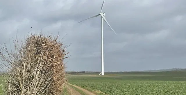 photo  une des quatre éoliennes du parc de moulins-sur-orne.  &copy;  ouest-france 