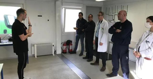 photo  par petits groupes, plusieurs salariés de l’entreprise lemoine à caligny, dans l’orne, ont été formés aux bonnes postures et gestes à adopter par un coach sportif.  &copy;  ouest-france 