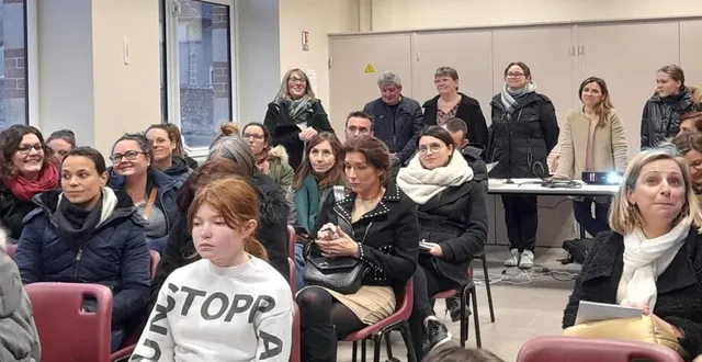 photo  les accompagnants (debout) ont diffusé un diaporama à l’assistance pour détailler le programme du séjour en bretagne.  &copy;  le maine libre 