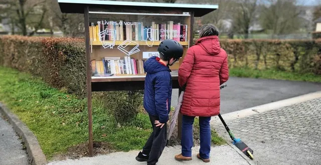 photo  une boîte à livres judicieusement placée près de l’école andré-barbet.  &copy;  ouest-france 