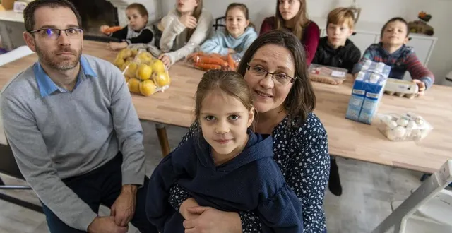 photo  ellen et édouard gachot ont dix enfants (trois manquent sur la photo).? face à l’augmentation du coût de la vie, ils ont dû mettre en place des stratégies.  &copy;  philippe renault, ouest-france 