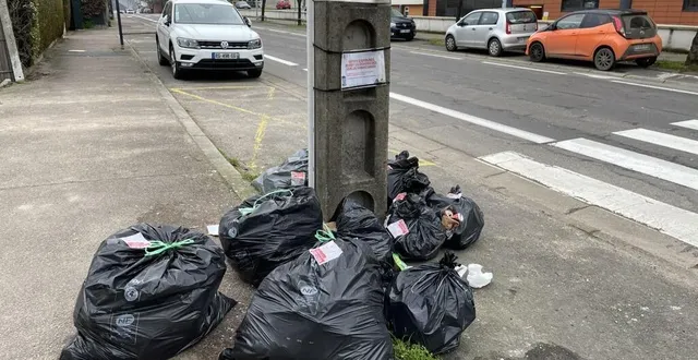 photo  rue de la république, à argentan (derrière l’hôpital), une dizaine de sacs-poubelles noirs laissés sur place car non conformes.  &copy;  ouest-france 