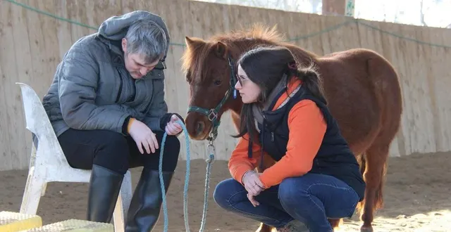 photo  charlène bobet, 33 ans, ici en compagnie de philippe, propose ses services depuis bientôt quatre ans au centre équestre de la bourrelière, à mareil-sur-loir. auprès de personnes atteintes de handicap, mais pas seulement.  &copy;  ouest-france 
