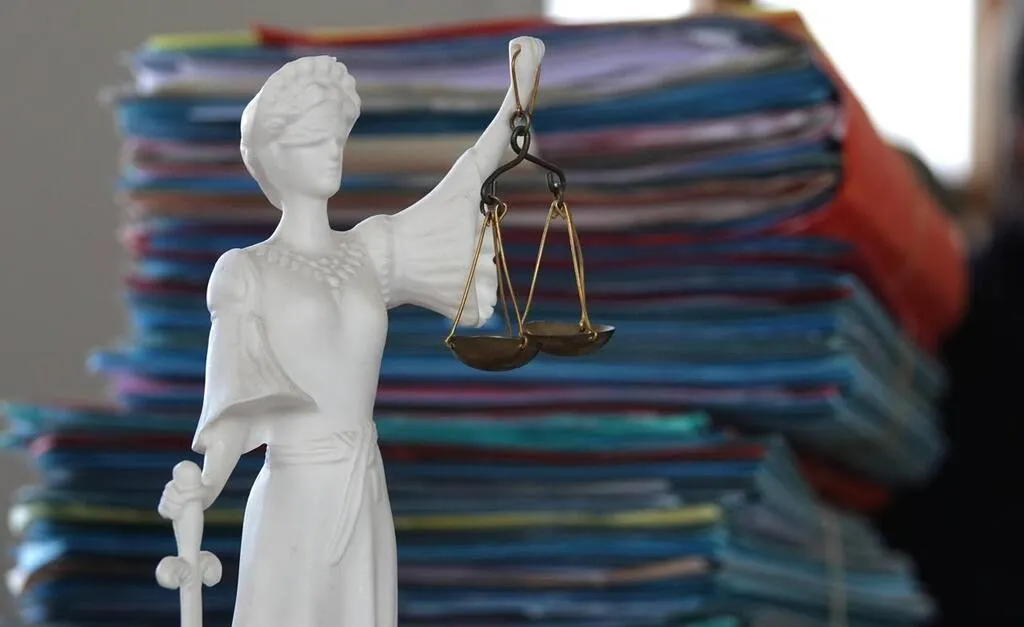 Faire un doigt d’honneur est un droit fondamental, selon la justice