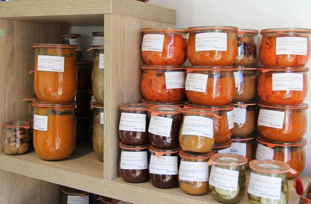 « Je récupère fruits et légumes » : avec ses bocaux, cette Bretonne ...