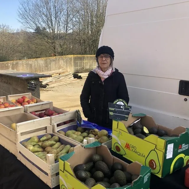photo suzanne perrot qui travaille avec son conjoint stéphane au domaine de la trésorée à la carneille, vend des fruits autour du potager.  ©  ouest-france