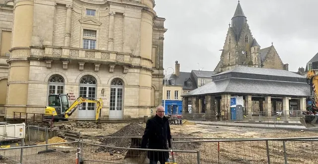 photo  gérard evrard, adjoint au maire, supervise actuellement les travaux de rénovation du parvis du théâtre municipal.  &copy;  le maine libre 