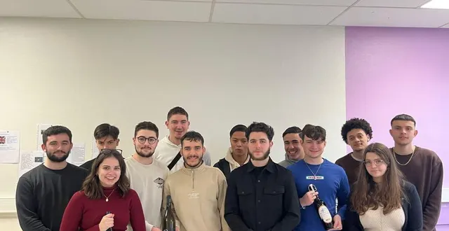 photo  sophie germond (à gauche) et manon hattry, en charge des relations presse et communication, avec leurs camarades de la classe de première bts technico-commercial, au lycée de la germinière à rouillon (sarthe), organisatrice du salon.  &copy;  ouest-france 