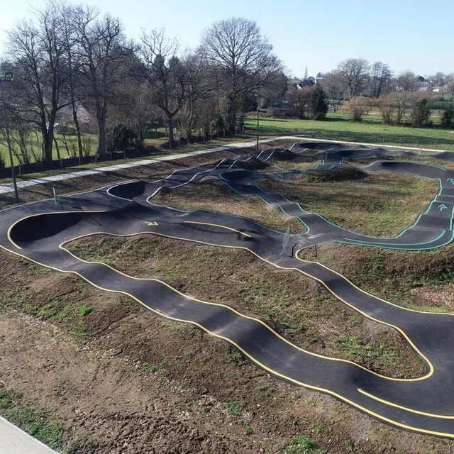 photo la deuxième piste de pumptrack, la plus grande de l’orne, sera inaugurée samedi 11 mars 2023, à 10 h, à côté du gymnase d’athis-de-l’orne.  ©  mairie d’athis-val-de-rouvre