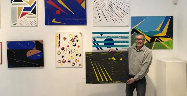 photo  stéphane fresny tient dans ses mains « l’ukraine », qu’il raconte avoir peinte à l’instinct, deux jours après le début de la guerre.  &copy;  ouest-france 