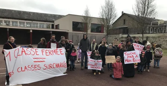 photo  une vingtaine de parents d’élèves accompagnés de leurs enfants se sont rassemblés, vendredi 10 mars 2023, devant l’école sévigné – paul-bert à flers, dans l’orne, pour protester contre une fermeture de classe prévue en septembre prochain.  &copy;  ouest-france 