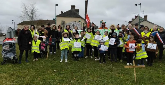 photo  enfants, parents d’élèves et élus se sont rassemblés sur le giratoire pour s’opposer à la fermeture d’une classe.  &copy;  ouest-france 