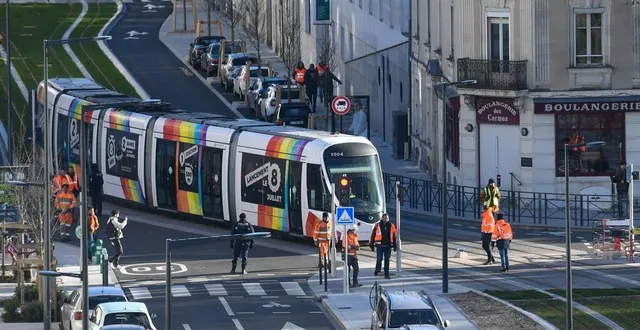 photo  angers, le 27 février. la deuxième ligne du tramway, boulevard henri-arnauld.  &copy;  co – laurent combet 