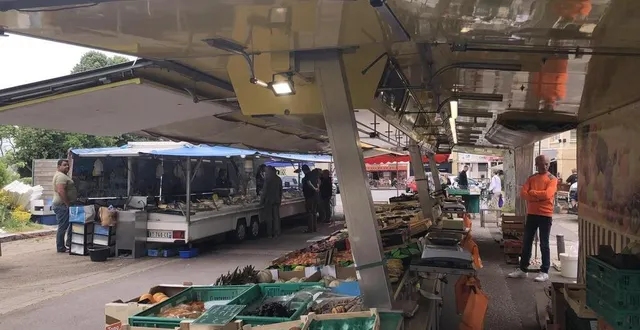 photo  à argentan, les marchés du mardi et du vendredi sont plus importants que celui du dimanche.  &copy;  archives ouest-france 