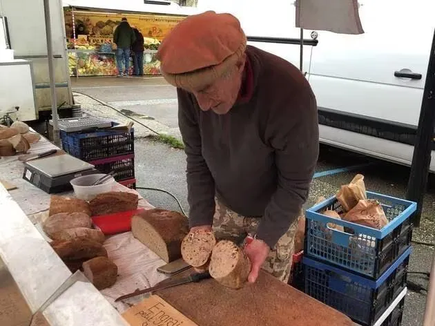 photo patrick bour, boulanger de 67 ans, ne fait plus que le marché.  ©  archives ouest-france