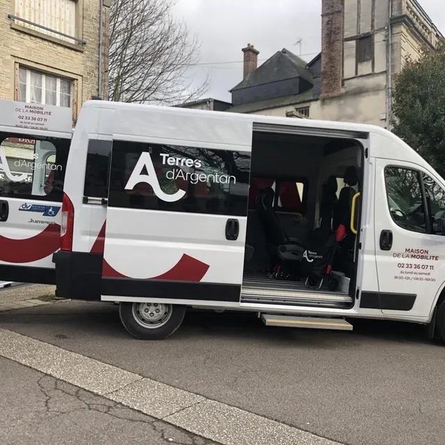 photo ce minibus de transport à la demande permet d’accueillir huit passagers au total. un investissement de plus de 50 000 €.  ©  ouest-france