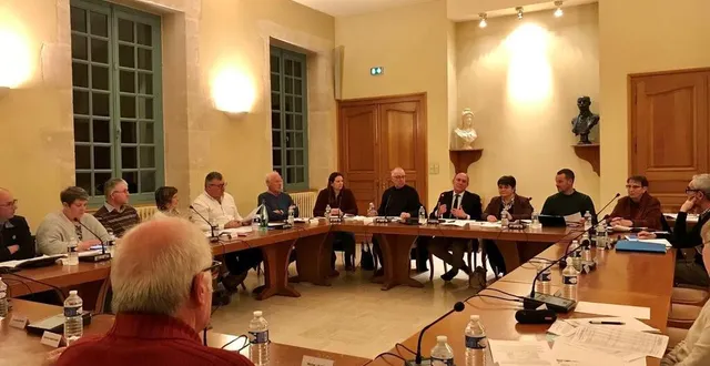 photo  le conseil municipal en pleine discussion.  &copy;  le maine libre 