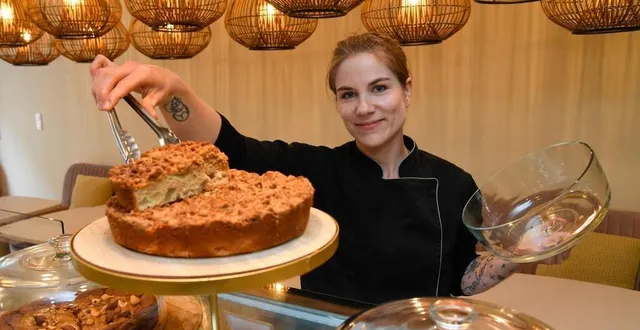 photo  angers, rue baudrière, le 9 mars 2023. marine agogué plus que jamais souriante dans sa pâtisserie – salon de thé « once upon a time ».  &copy;  co – laurent combet 