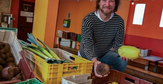 photo  le mans, jeudi 2 mars 2023. damien fihey, maraîcher à la ferme de la grande-rivière, alimente six amap au mans, comme ici à la fonderie.  &copy;  le maine libre – yvon loué 