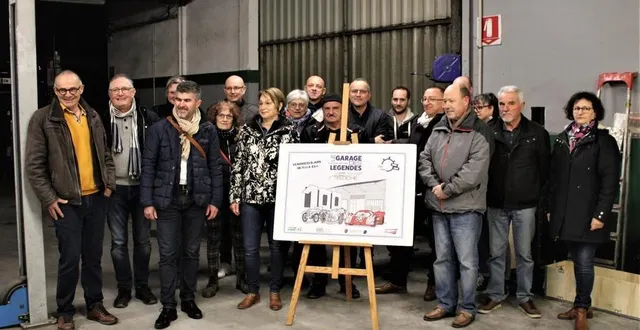 photo  au garage des légendes, à teloché (sarthe), en compagnie des acteurs du rassemblement prévu le 9 juin 2023, à la veille du centenaire des 24 heures du mans, marie-noëlle sébillet (à droite) a dévoilé l’affiche faite par un habitant de teloché.  &copy;  ouest-france 