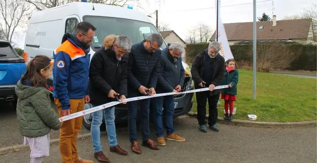 photo  elus et membres de l'association ont inauguré le nouveau véhicule d'occasion, lors d’une réunion, le samedi 25 février.  &copy;  ouest-france 