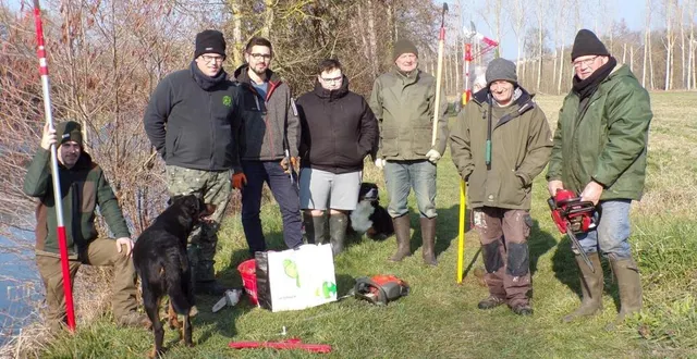 photo  ces bénévoles ont nettoyé la berge droite du loir.  &copy;  le maine libre 