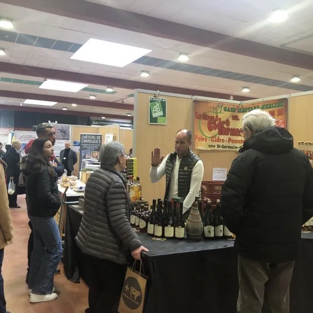 photo de nombreux stands partant dans le hall du champ de foire à argentan (orne) présentant des producteurs et artisans normands.  ©  ouest-france