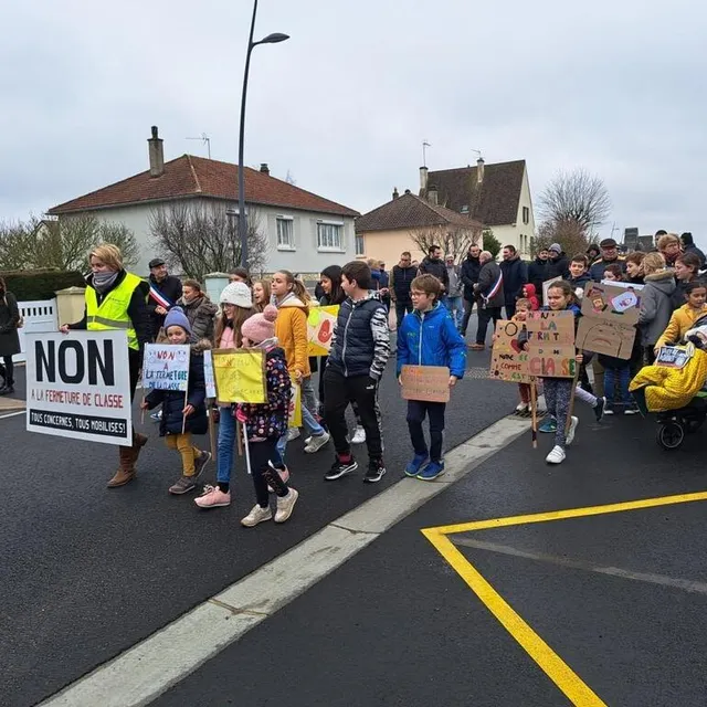 photo lors de la manifestation de samedi 10 mars, les élèves, leurs parents et les élus ont déambulé dans les rues d’écouché.  ©  mairie d’écouché
