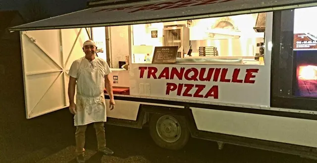 photo  richard ripaldi, accompagné de son camion, sillonne plusieurs villages autour de flers avec tranquille pizza.  &copy;  ouest-france 