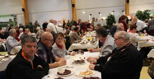 photo  lors du concours international du boudin noir, le jury goûte et note les différents boudins noirs.  &copy;  archives ouest-france 