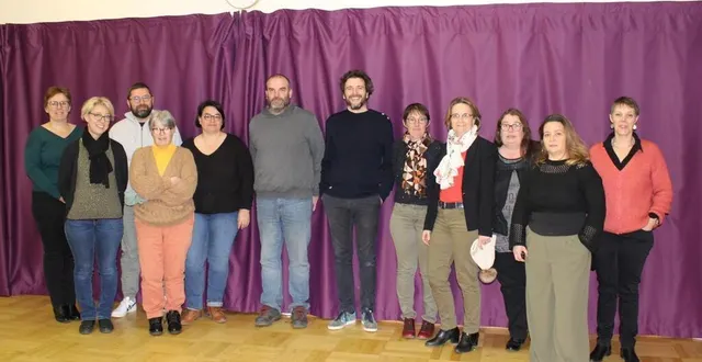photo  yohann lebreton (au centre) a dirigé sa dernière réunion mardi soir au centre social. il a présenté son remplaçant ronan houssin (à sa droite) au conseil d’administration au grand complet.  &copy;  ouest-france 