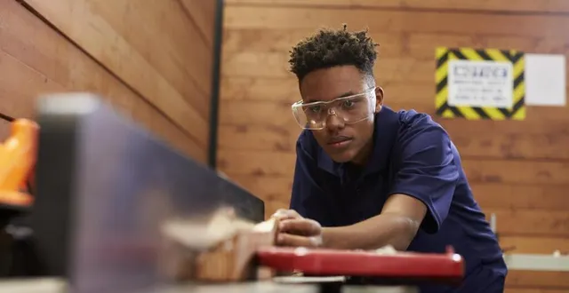 photo  le contrat jeune majeur permet à des migrants âgés de 18 à 21 ans de poursuivre leur scolarité ou leur apprentissage (comme sur cette photo d’illustration). le département prend en charge ce soutien.  &copy;  getty images/istockphoto 