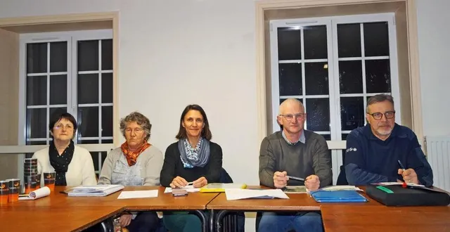 photo  martine letourneur, trésorière adjointe ; karine folmard, trésorière ; karine seynave, présidente ; bruno patry, conseiller technique ; emmanuel hardouin, vice-président.  &copy;  ouest-france 