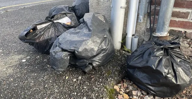 photo  rue aristide-briand à argentan, ces sacs-poubelles contenant des bouteilles en verre et du carton n’ont pas été collectés.  &copy;  ouest-france 