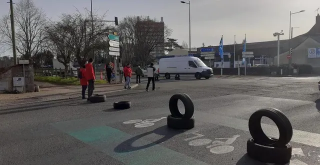 photo  la d 306 est bloquée à sablé sur sarthe.  &copy;  le maine libre 