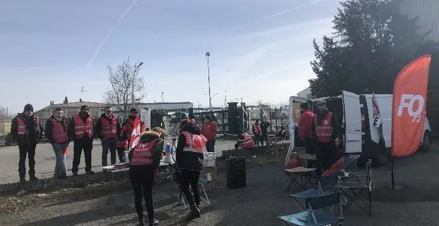 photo  fo bloque le dépôt pétrolier au mans depuis 4h ce mercredi 15 mars 2023.  &copy;  le maine libre 