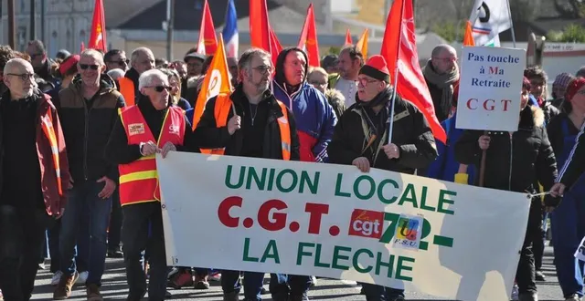 photo  selon le comptage du « maine libre », près de 350 manifestants ont participé à cette nouvelle journée de mobilisation contre la réforme des retraites à la flèche.  &copy;  le maine libre 