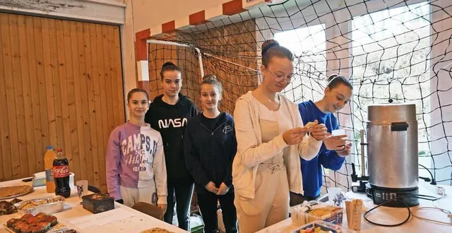 photo  lina, audrey, leeloo, lola et léona très motivées, tiennent la buvette et vendent des gâteaux, bonbons et friandises.  &copy;  ouest-france 