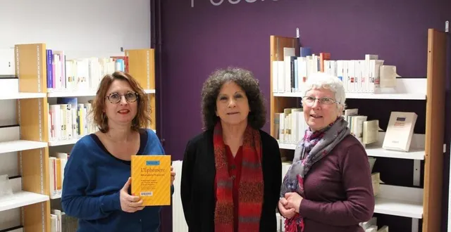 photo  de gauche à droite : frédérique rault, directrice de la bibliothèque municipale, aux côtés de danielle gassies et anne-marie caillet, membres du club poésie.  &copy;  archives ouest-france 