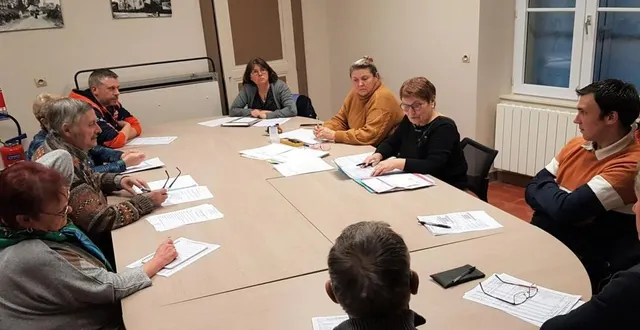 photo  le conseil municipal, réuni autour d’annick dutertre, maire de la commune.  &copy;  le maine libre 
