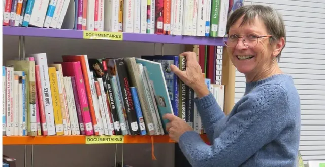 photo  marie-claude vierron, bénévole, référente à la bibliothèque, entourée de son équipe, propose une soirée avec des conteurs.  &copy;  le maine libre 