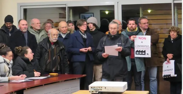 photo  m. jupin, riverain de la construction en projet, a pris la parole avant la séance. il a tenu à représenter les réclamations du collectif.  &copy;  le maine libre 