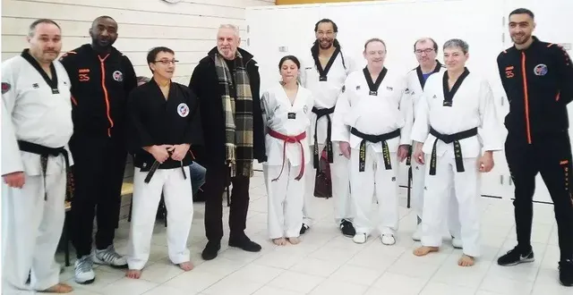 photo  daniel chevée, maire, a rendu visite aux spécialistes de taekwondo.  &copy;  ouest-france 