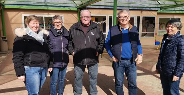 photo  dominique covemaeker, maire, a fait une visite d’inspection de l’école maternelle avec des élus.  &copy;  ouest-france 
